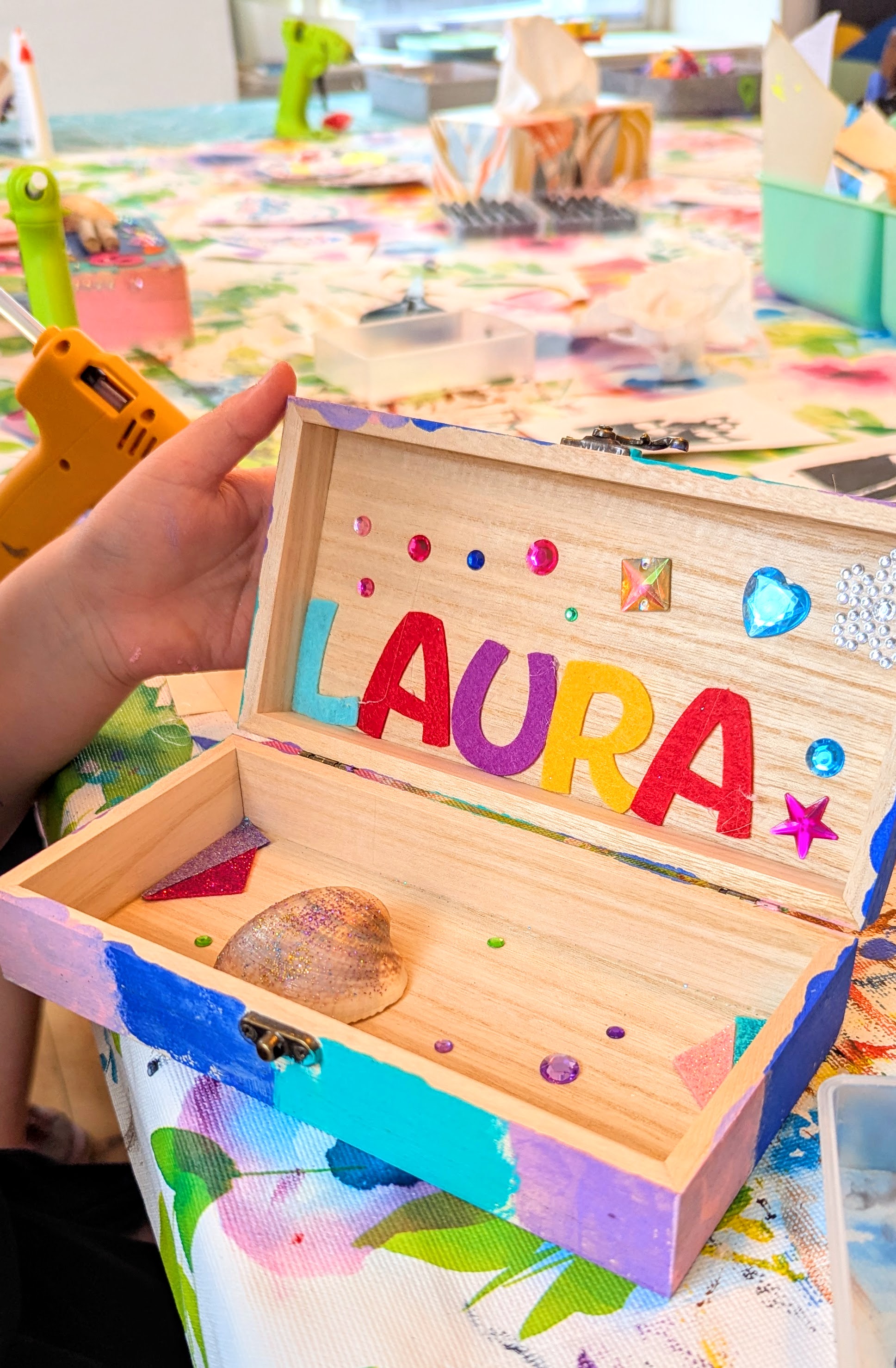Personalisierte Holzbox mit Namen Laura und Muschel