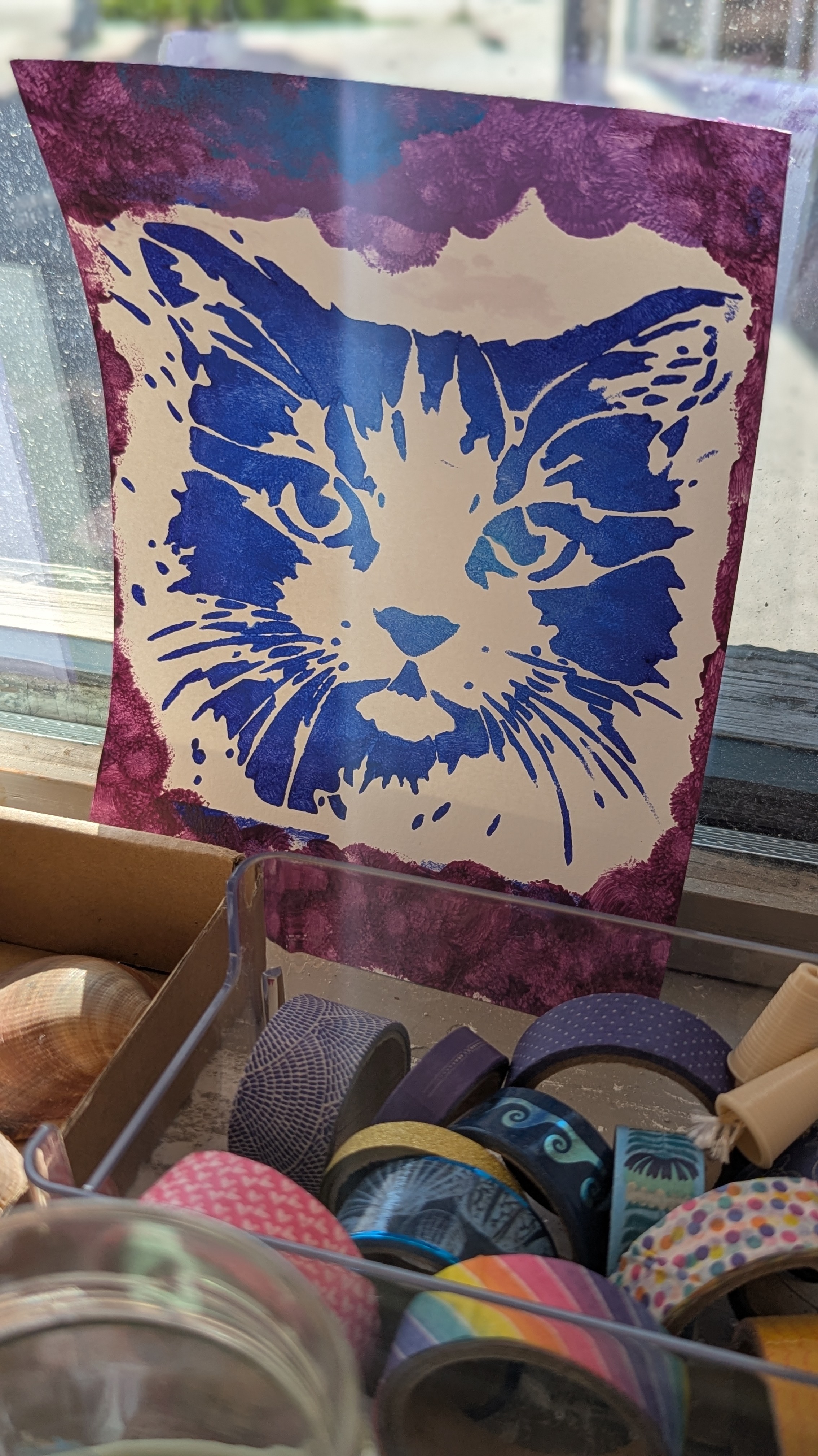Gemaltes Katzenmotiv mit Schablonentechnik in Blau und Lila