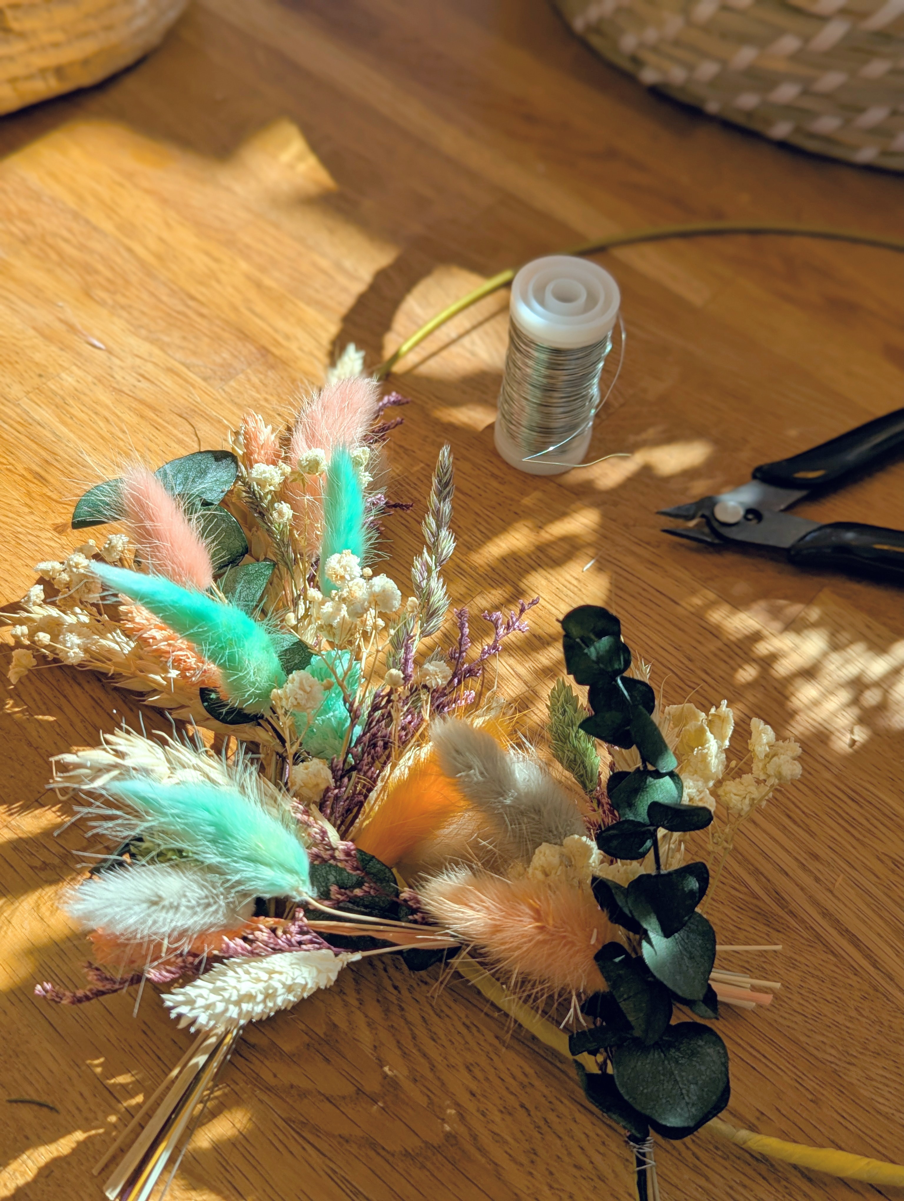 Material für einen Trockenblumenkranz mit Draht und Schere