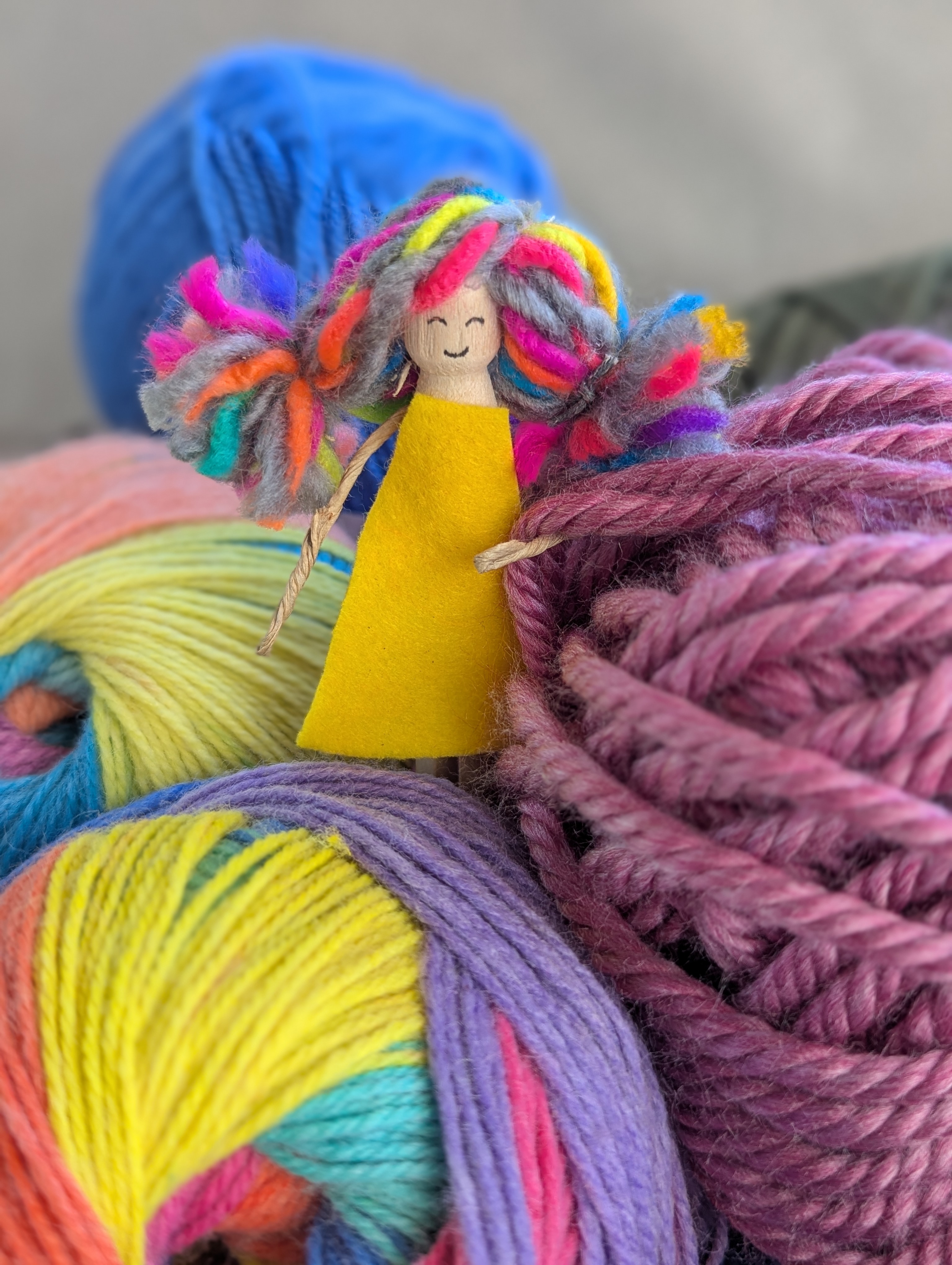 Selbstgemachte Stoffpuppe mit bunten Wollhaaren